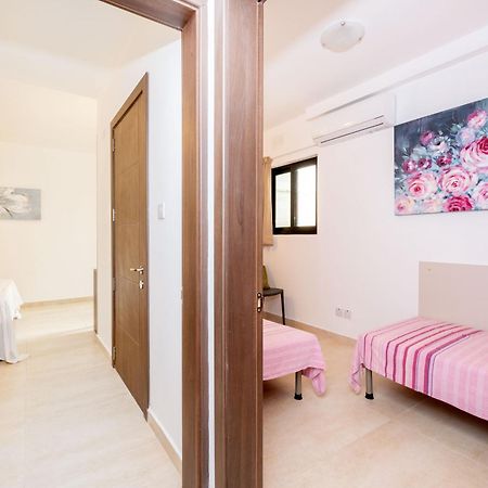 Islet Promenade Seafront Family Apartment With 2 Balconies By Getawaysmalta St. Paul's Bay Exterior photo