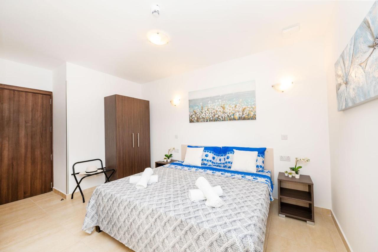 Islet Promenade Seafront Family Apartment With 2 Balconies By Getawaysmalta St. Paul's Bay Exterior photo