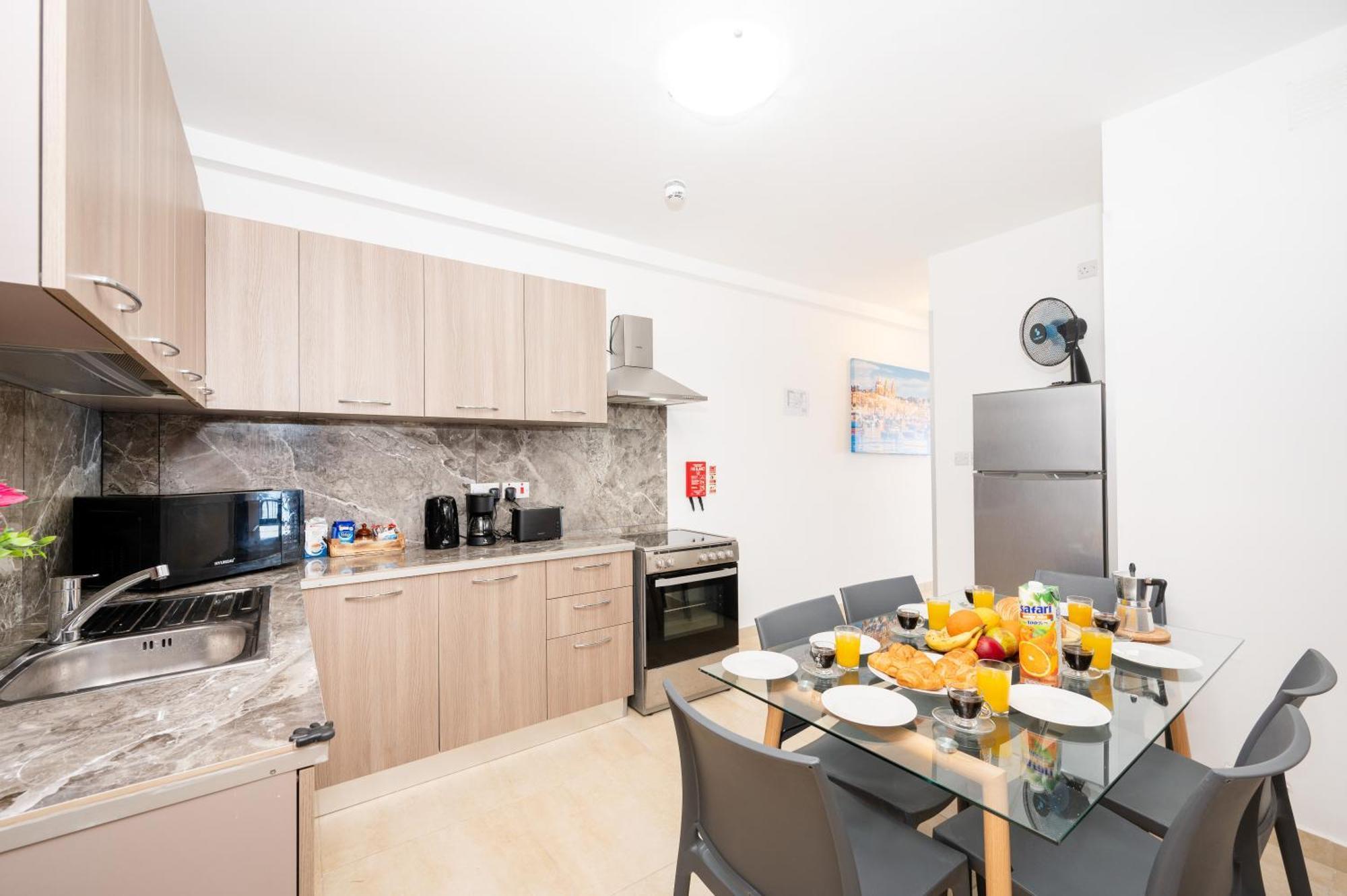 Islet Promenade Seafront Family Apartment With 2 Balconies By Getawaysmalta St. Paul's Bay Exterior photo